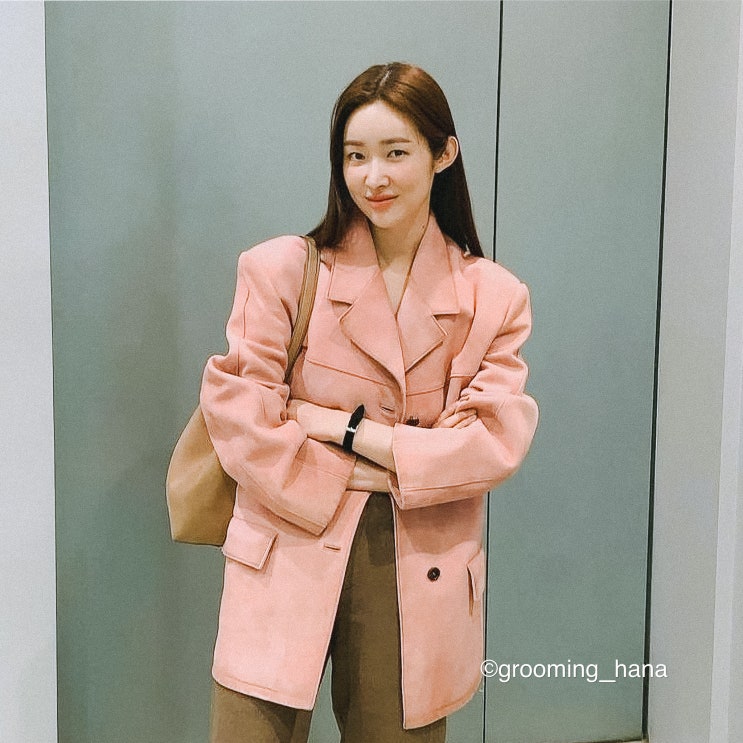  차정원의 핑크 스웨이드 자켓 코디: 여행 패션의 새로운 트렌드