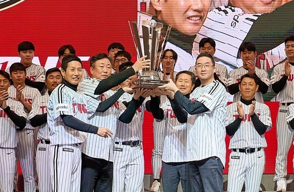 29년 만에 LG 트윈스의 우승을 이끈 <b>염경엽 감독</b>의 2023년... 