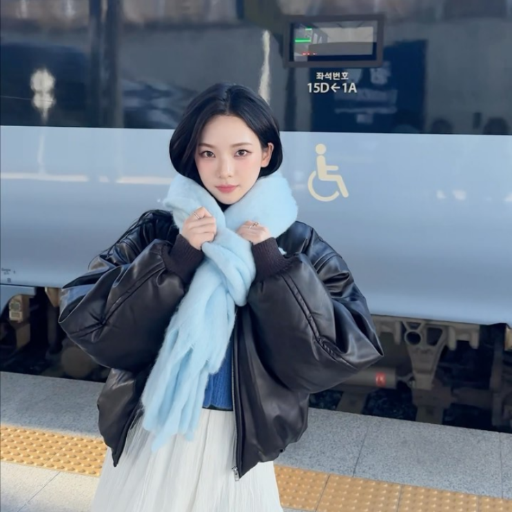  카리나 강릉 여행 패션 아이템 목도리 가디건 자켓 정보