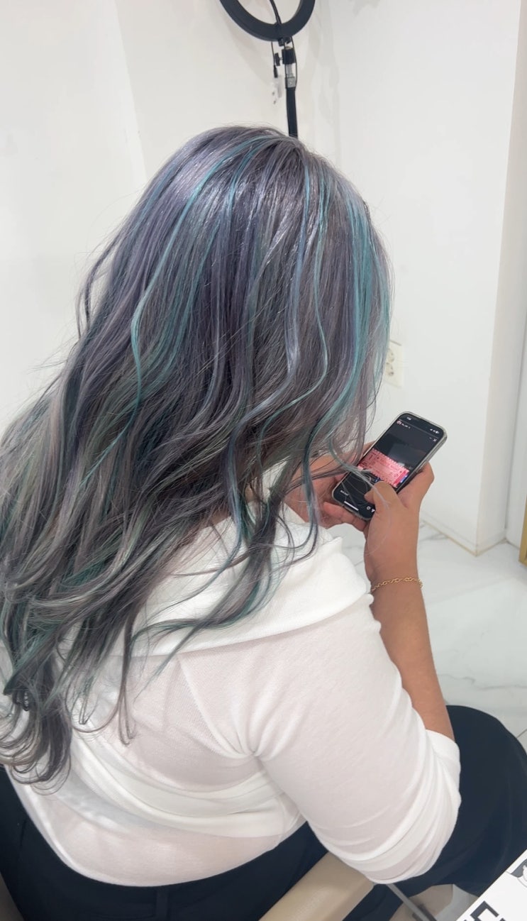 애쉬퍼플 x 스카이블루 포인트 디자인 긴머리 염색 교대탈색