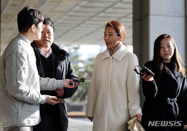 탄핵된 '<b>이정섭 검사</b> 비위 제보' 처남댁 강미정, 檢 <b>출석</b>
