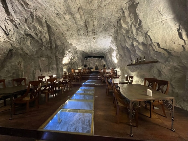 동굴 내부에 있는 이색 카페 문경 까브