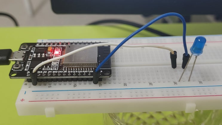  ESP32 개발보드에 연결된 장치(LED, 릴레이 등)를 웹서버로 켜고 끄기