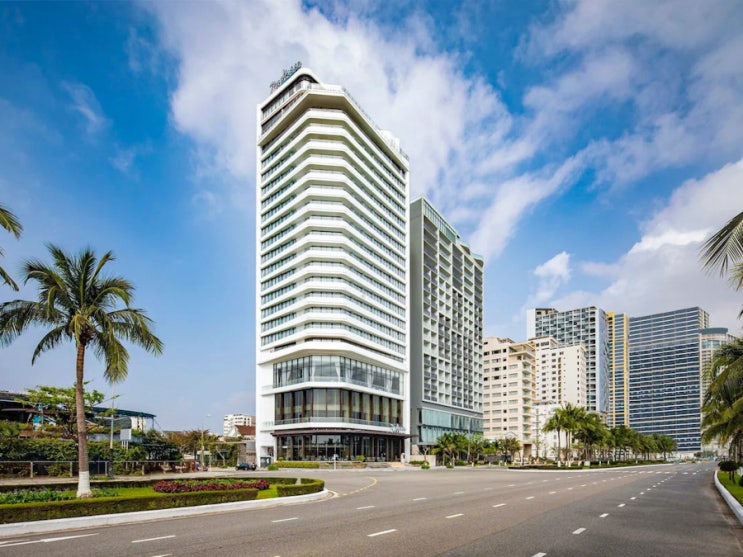  미케 비치 해변이 보이는 루프탑 수영장이 아름다운 신축 호텔 레디슨 호텔 다낭(RadissonHotelDanang)