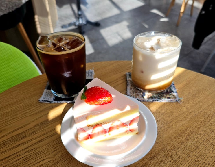 부산 서면/전포 카페 - 딸기 케이크가 맛있는 디저트 맛집 페이버커피(Feivor coffee)