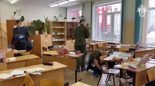 러시아 14세 <b>중학생이</b> 학교서 <b>총기난사</b> 후 극단 선택..."2명... 