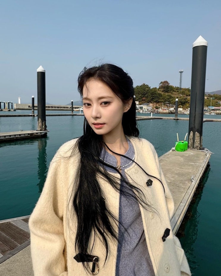  쯔위의 겨울 데일리룩 코디로 오늘 뭐입지 고민될때 여성들에게 인기인 알파카 여자 코트 추천