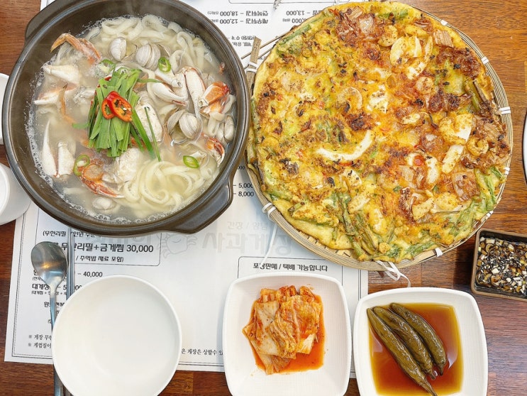  주차장이 넓고 금게동죽칼국수와 반반 파전이 있는 원주 행구동 “정미희 사과게장 행구점”