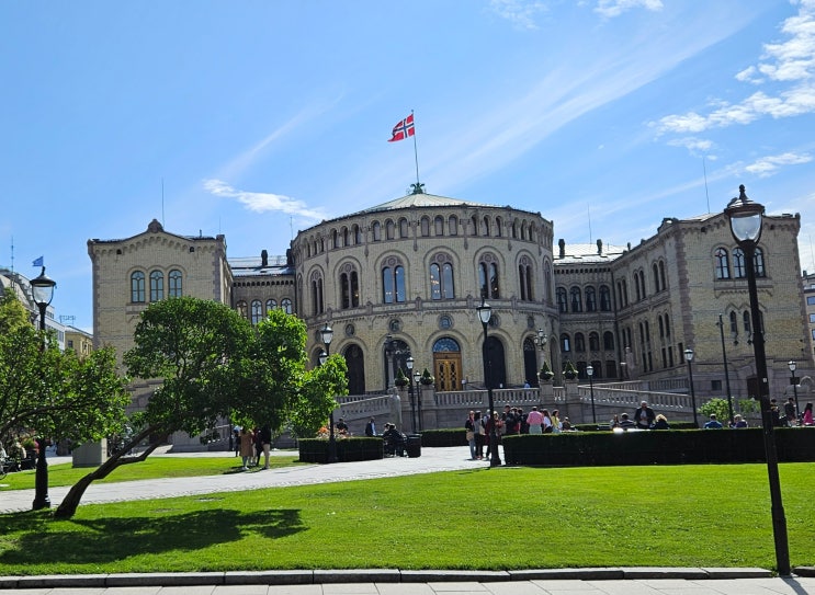 북유럽 7개국 여행 : 노르웨이 (오슬로 시가지 투어 4탄 : 아이즈볼 광장,헨리크 베르겔란트 동상,세실리에 동상,노르웨이 국회의사당,노르웨이 5명 정치인 조각상,그랜드호텔)