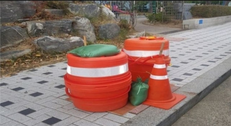 <실시간 핫이슈> 밟았을 뿐인데 박살 난 맨홀 뚜껑...진짜 심각한 문제는 따로 있다 (+현장 사진) <실시간 핫이슈> 밟았을 뿐인데 박살 난 맨홀 뚜껑...진짜 심각한 문제는 따로 있다 (+현장 사진)