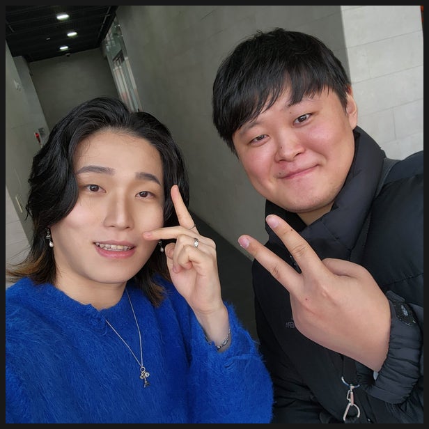  유희왕 유명 유튜버 카라미 님과 만나 함께 사진을 찍었습니다.