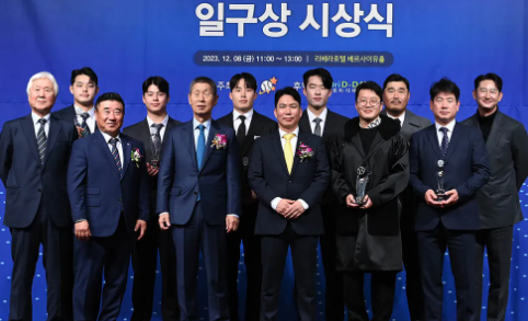  2023 뉴트리디데이 일구상 시상식,올해 일구대상은 ‘최강야구’…노시환 최고 타자·임찬규 최고 투수상,신인상은 문동주