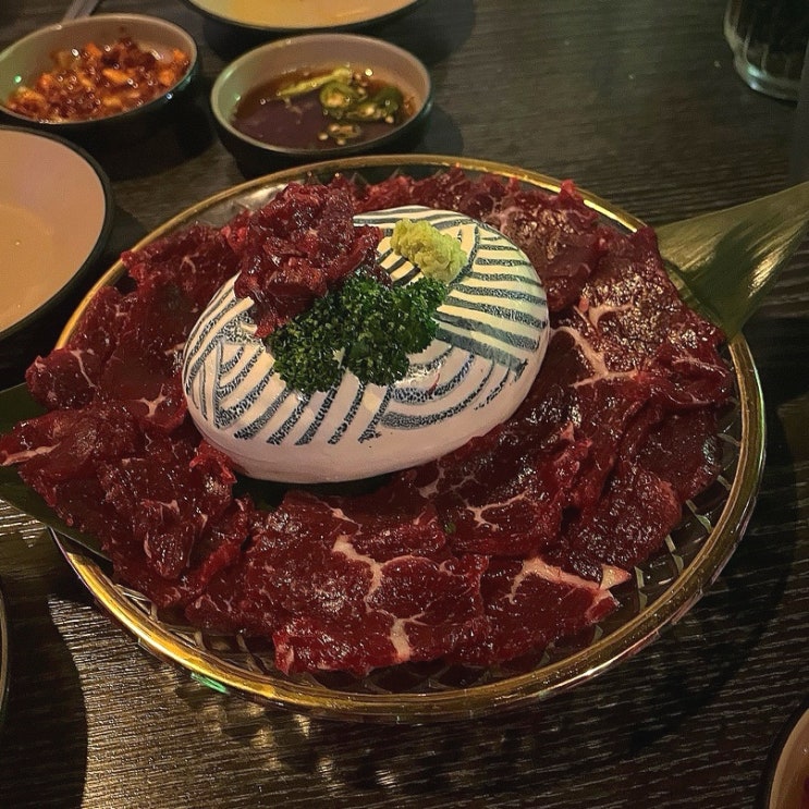 대구 북구청 근처 생고기 맛집 <소극장 고성동본점> 윤기좔좔 한우에 술 한 잔!