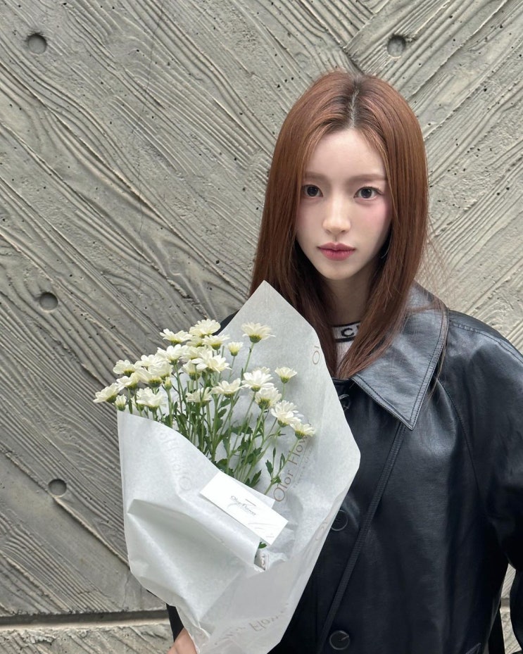  오늘 날씨 옷차림으로 홍지윤이 선택한 비건 레더로 이뤄진 여성 하프 가죽 자켓 코트 추천