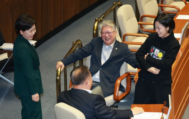 결국 금태섭과 손잡은 <b>류호정</b>…<b>정의당</b> "비례 사퇴하라"