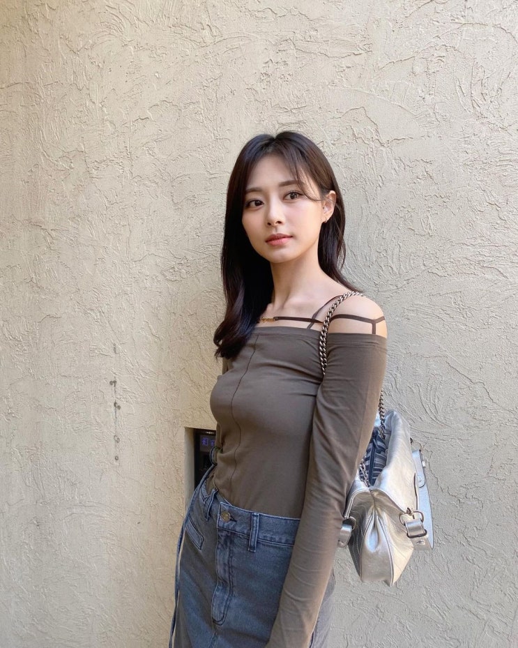  20대 여자 대학생에게 힙한 Y2K 감성의 메탈릭한 실버 가방으로 명품 브랜드 구찌 토트백 추천 w. 쯔위