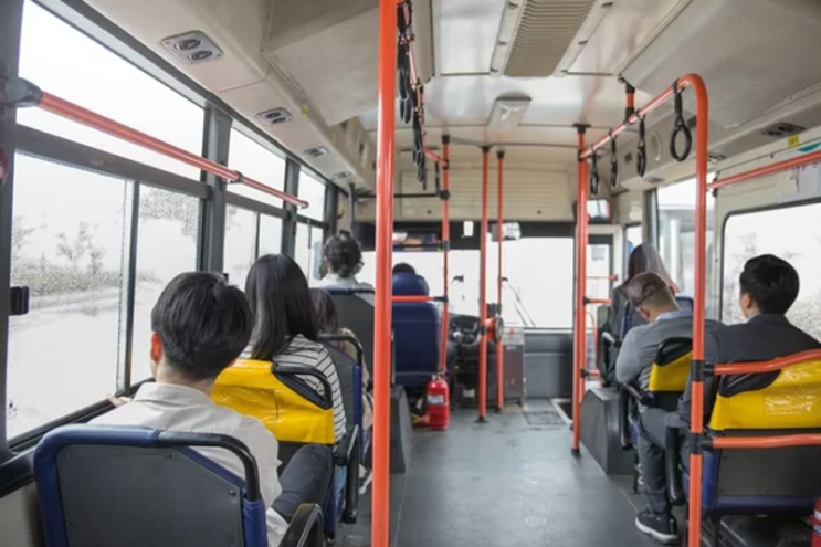 운전중 갑자기 쓰러진 마을<b>버스 기사</b> 사망 사고, <b>승객</b> 4명 다쳐