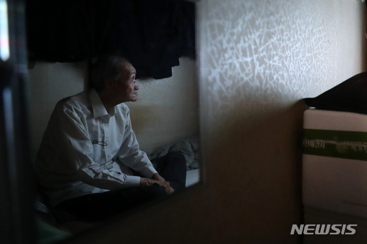 "돌아가신 부모님 생각 나"…고독사, 주민이 직접 예방한다 "돌아가신 부모님 생각 나"…고독사, 주민이 직접 예방한다