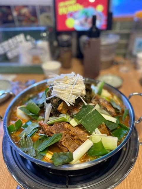  [서울 길동사거리 맛집] 삼거리 감자탕 :: 가성비와 가심비를 동시에 사로잡는 핵존맛 감자탕! (감자탕 2인분이 2만원도 안되는 가격이라니!)