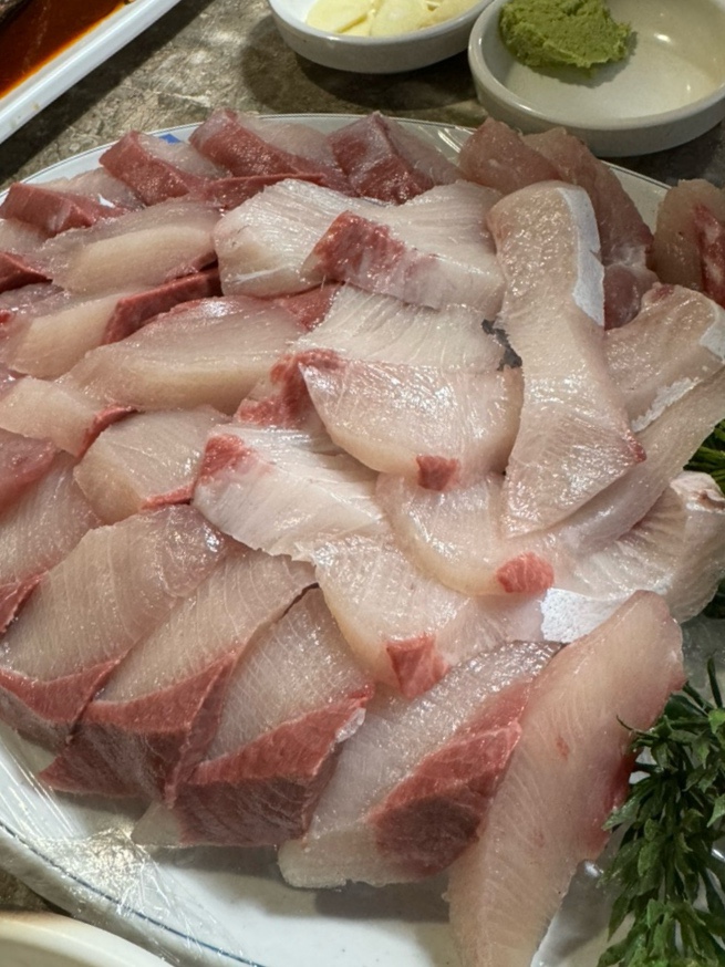 [수원 정자동 맛집] 두툼한 대방어회에 다양한 밑반찬 횟집 ‘바다마을’