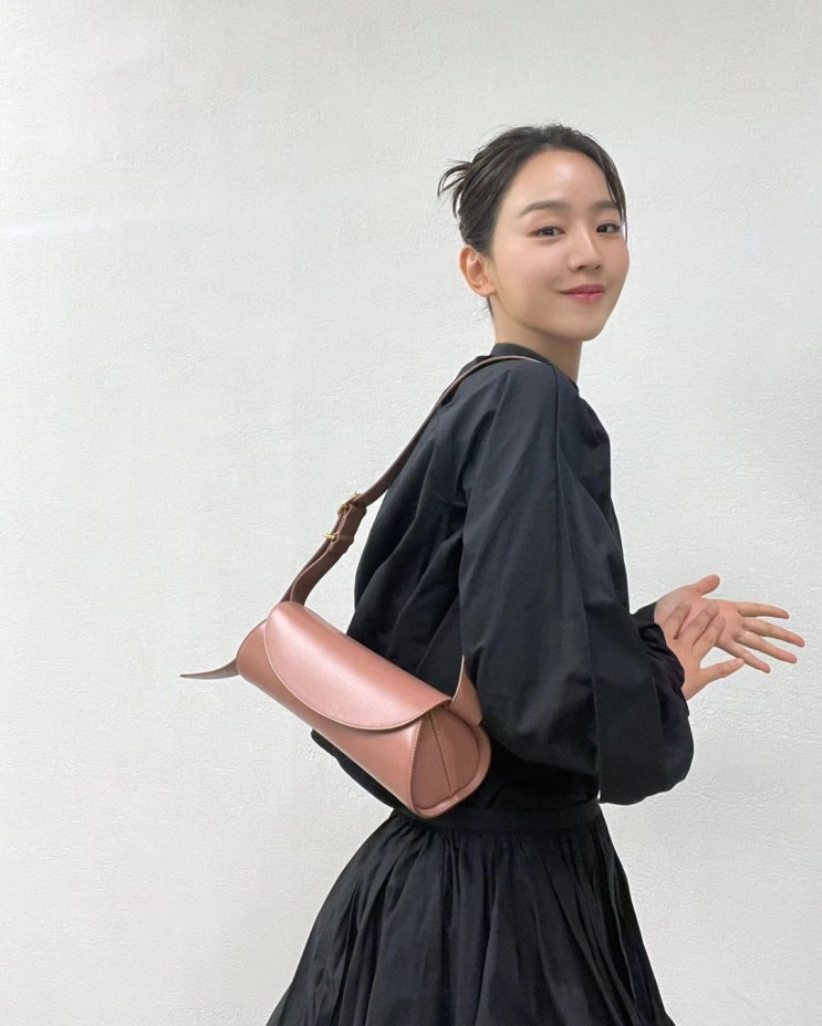  연예인 가방으로 흔하지 않은 원통형의 3040 여성에게 인기인 여자 명품 브랜드 질샌더 카놀로 추천