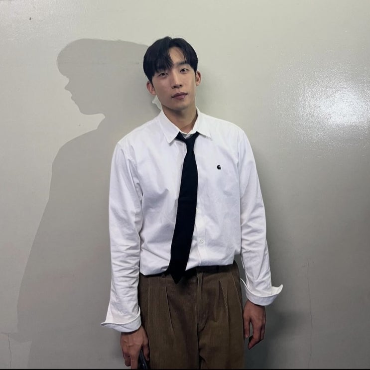  이상이 칼하트 셔츠로 완성한 남자 흰셔츠 코디 깔끔해