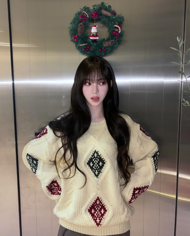  에스파 카리나가 선택한 독특한 아가일 패턴의 여성 케이블 니트 스웨터 추천