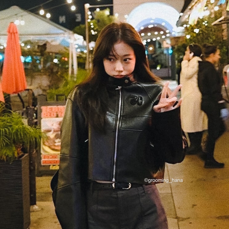  노윤서 LA 여행룩: 비건 레더 가죽, 크롭 자켓으로 완성하는 여성 스타일링