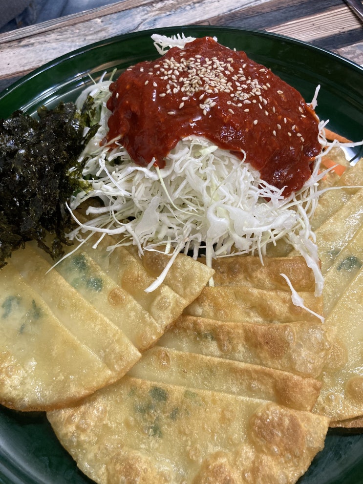  칼칼한 어묵탕이 속을 시원하게 풀어주는 즉석조리 논현동빨간떡볶이