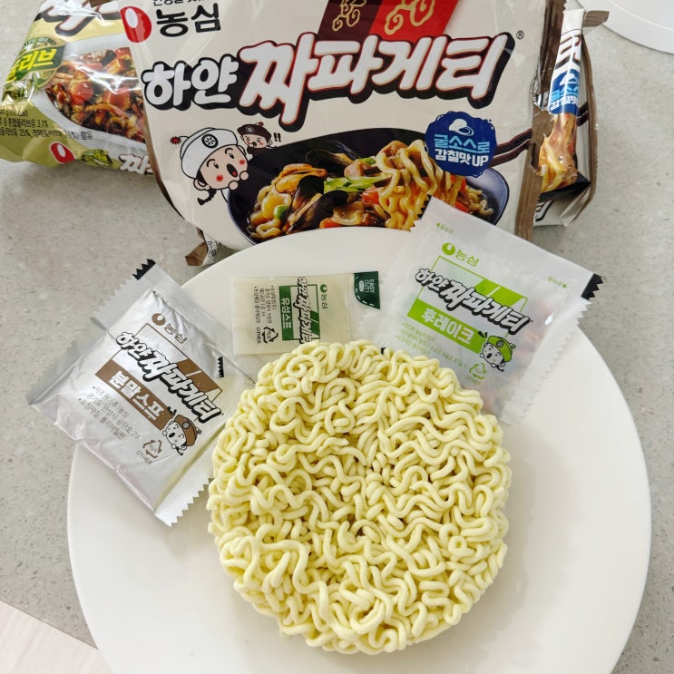  [제품 리뷰] 농심 "하얀 짜파게티" 해물맛 하얀 짜파게티 먹방 리뷰!!