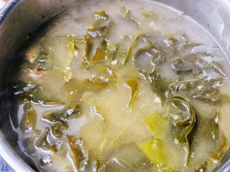  소고기 미역국 뽀얀 국물 진하게 맛있게 끓이는법 팁 알려드려요!