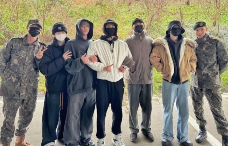 <연예가핫이슈> 방탄소년단, '입대' RM·뷔 7인 완전체 드디어 뭉쳤다..."다치지말고 잘 갔다와" <연예가핫이슈> 방탄소년단, '입대' RM·뷔 7인 완전체 드디어 뭉쳤다..."다치지말고 잘 갔다와"