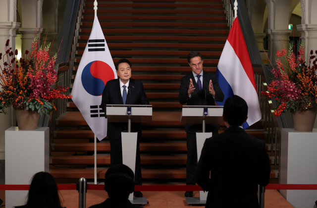 尹 "한-<b>네덜란드</b> <b>반도체 동맹</b> 목표, 세계 최고 수준 초격차... 
