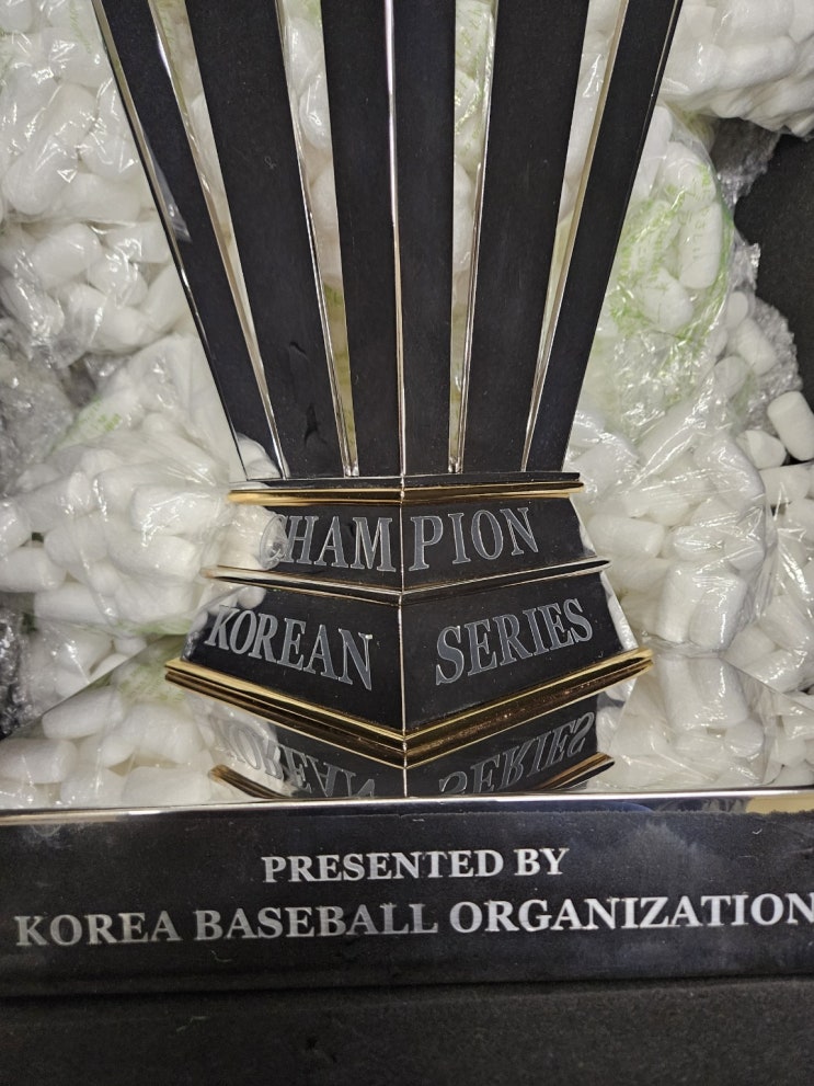 프로야구 '통합 우승' <b>LG</b>, <b>우승 공약</b> '맥주 파티' 에 트로피도... 