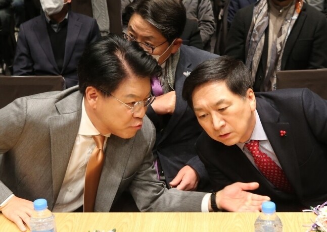 힘 당대표 사퇴... 여당 선거 넉달 전 <b>비대위 체제</b>로 지도부 재편