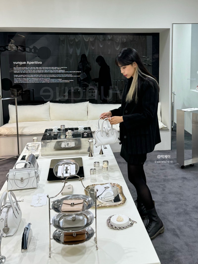 VUNQUE 압구정 팝업스토어 매장 방문 후기 분크 바게트백 미니백 가방 맥파이 여자 여성 카드지갑 추천 : 네이버 블로그, image size:800x1067