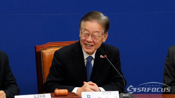 ‘부산 민심 잡기’ 나선 <b>이재명</b> “<b>가덕도 신공항</b> 흔들림 없이... 