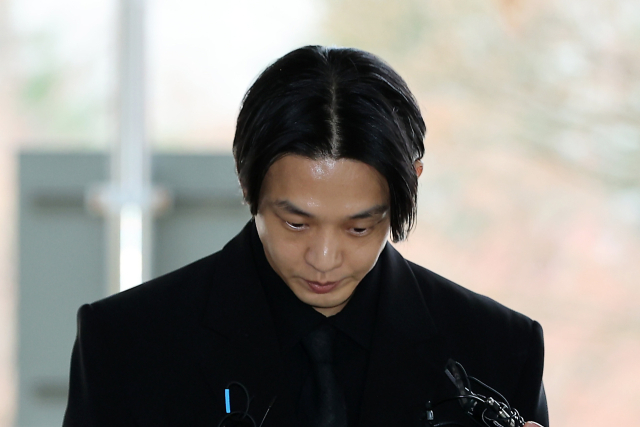 <b>유아인</b>, 첫 재판서 "프로포폴 투약 등 과장"...대마 <b>흡연</b>만 <b>인정</b>