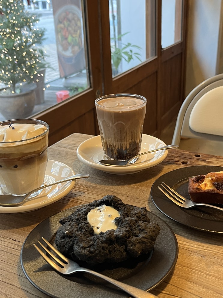  성수동 카페 향긋한 얼그레이크림이 얹어진 성수 아인슈페너맛집 이자 디저트 스콘 맛집이었던 성수역 카페 와이덴 WhyDen