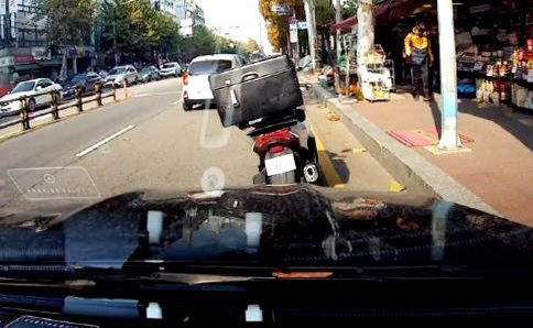  “아내 준다”며 나온 男, 600만원 짜리 샤넬백 들고 도주…경찰 추적 중