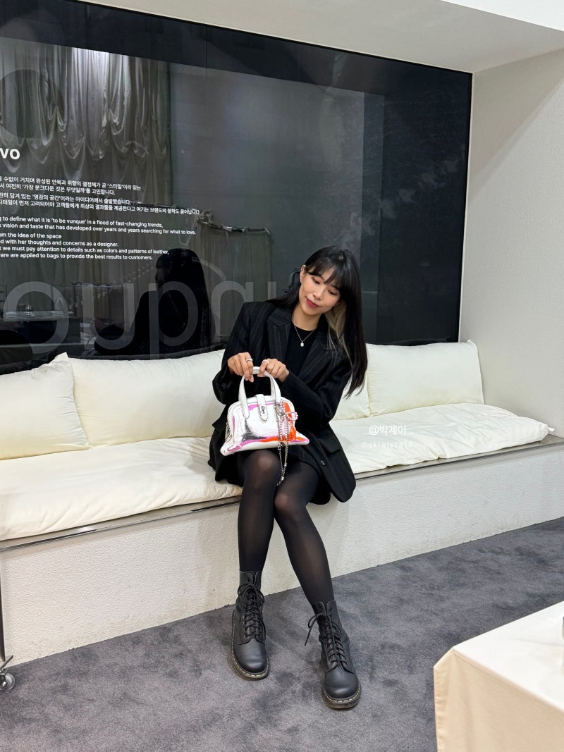 VUNQUE 압구정 팝업스토어 매장 방문 후기 분크 바게트백 미니백 가방 맥파이 여자 여성 카드지갑 추천 : 네이버 블로그, image size:800x1067