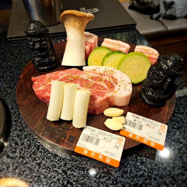  춘천맛집 육즙가득 두툼한 흑돼지 삼겹살이 맛있는 제주옥탑 춘천스무숲점