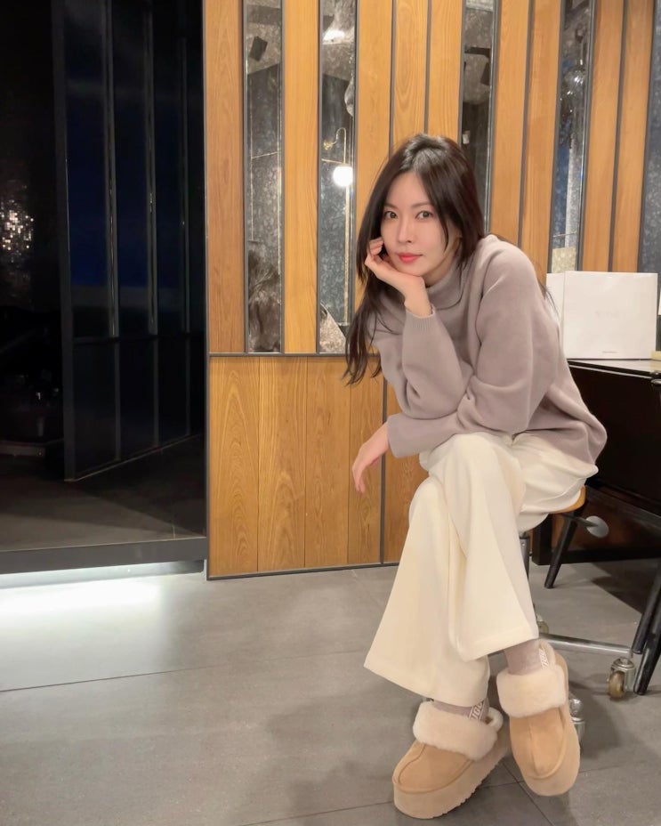 김소연이 착용한 UGG 펀케트 어그 부츠 슬리퍼 샌들 정보