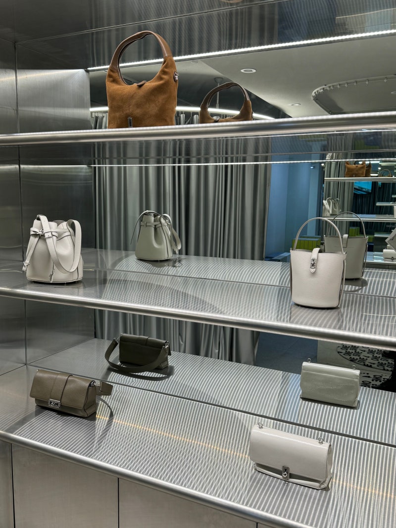 VUNQUE 압구정 팝업스토어 매장 방문 후기 분크 바게트백 미니백 가방 맥파이 여자 여성 카드지갑 추천 : 네이버 블로그, image size:800x1067