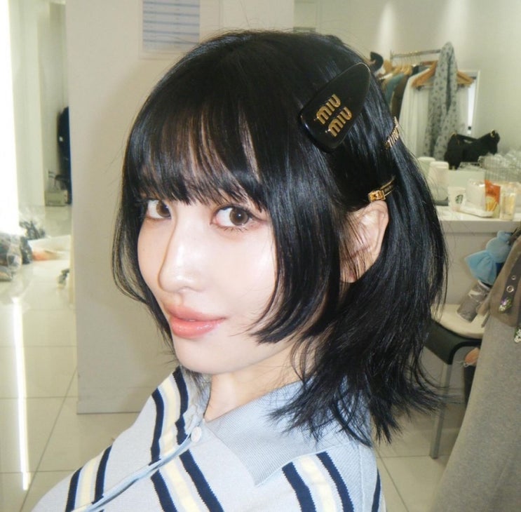 <b>트와이스 모모</b> 중단발 앞머리 꼭  있어야 할까?! 광대 있는 얼굴... 
