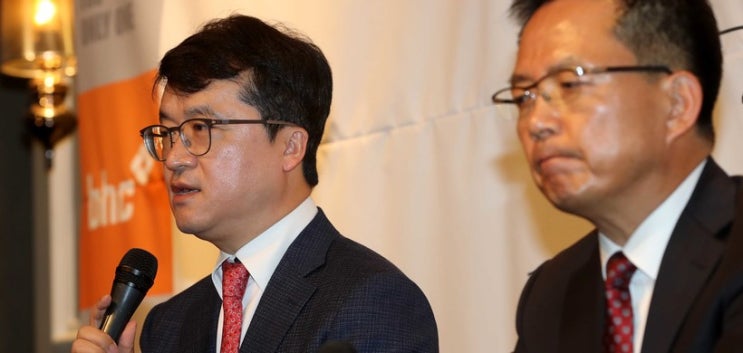 뒤숭숭한 <b>bhc</b>, <b>박현종</b> 전 회장 억대 <b>횡령</b>·배임 혐의에 본사... 
