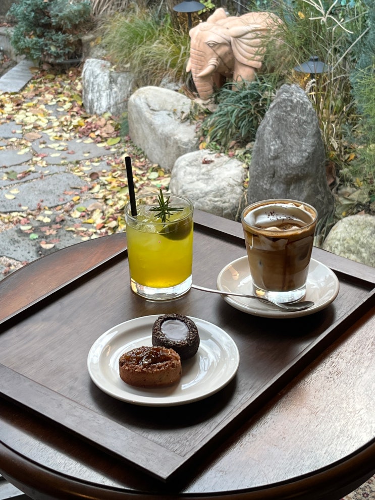  망원동 신상 카페 망원역 아인슈페너 맛집 시골 산장 혹은 전원주택 같았던 망원 분위기 좋은 대형카페 우이그 Uig