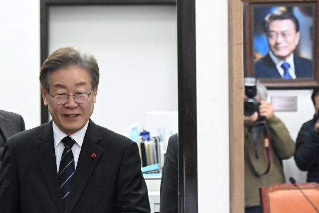 [국민일보] <b>이재명</b>, ‘강성... ‘재명이네 마을’ 이장직 사퇴 <b>논의</b>