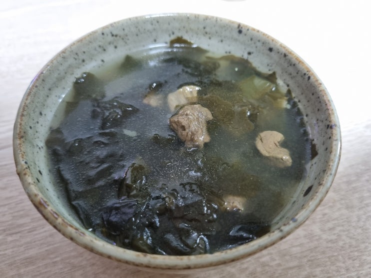  멸치액젓과 굵은소금으로 담백하게 소고기 미역국 간단히 끓이는 법