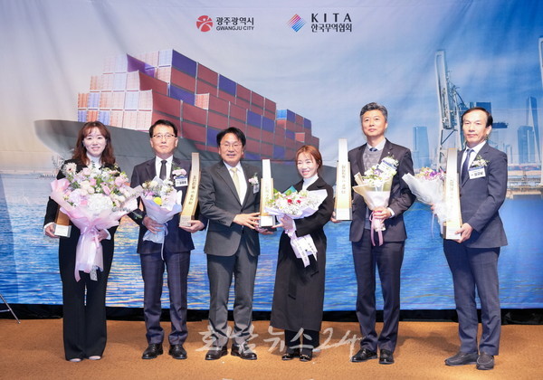  앰코테크놀로지코리아 등 광주지역 수출기업 22개사 수출의 탑 수상
